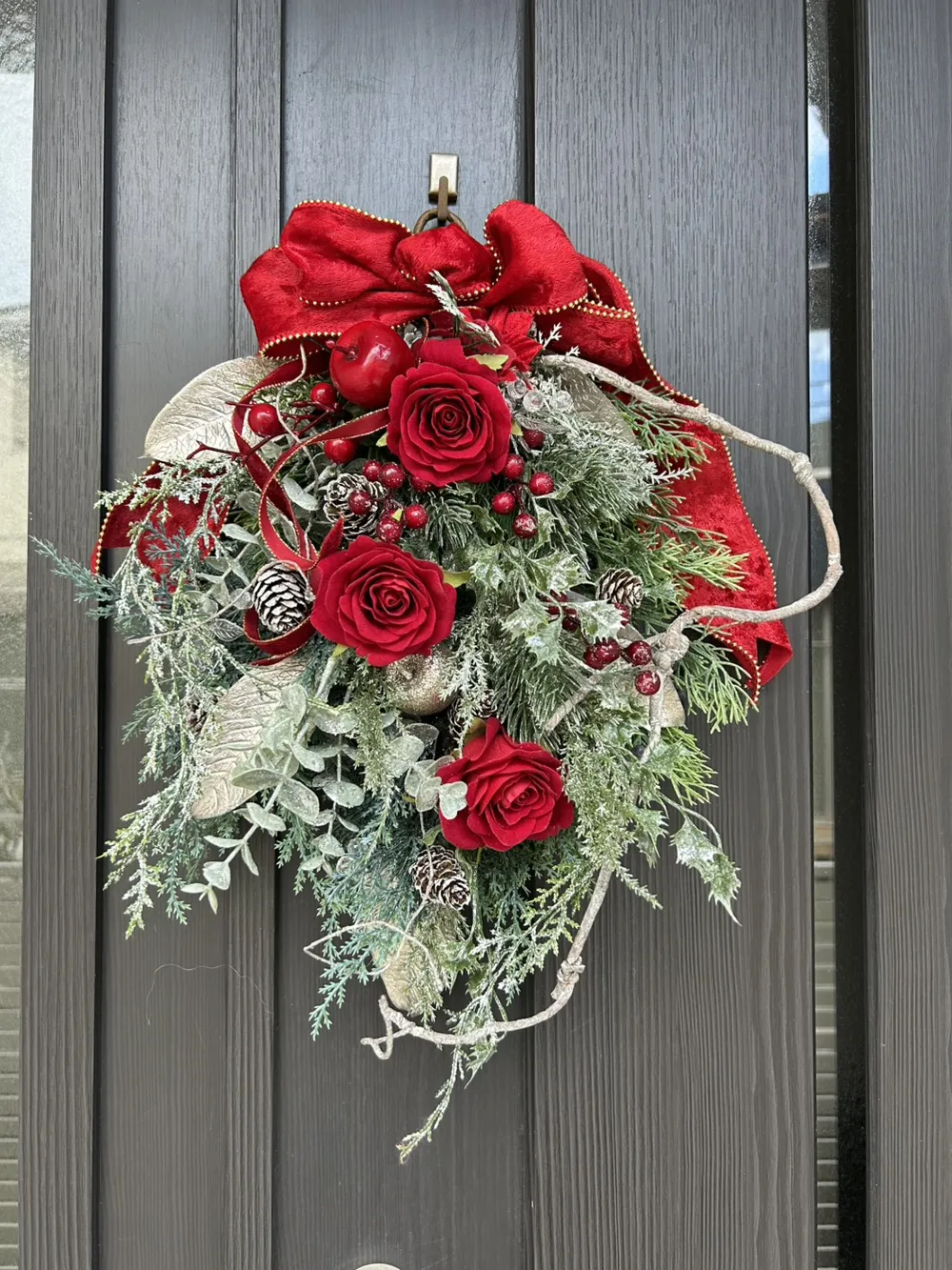 レッドローズのホワイトXmasススワッグ