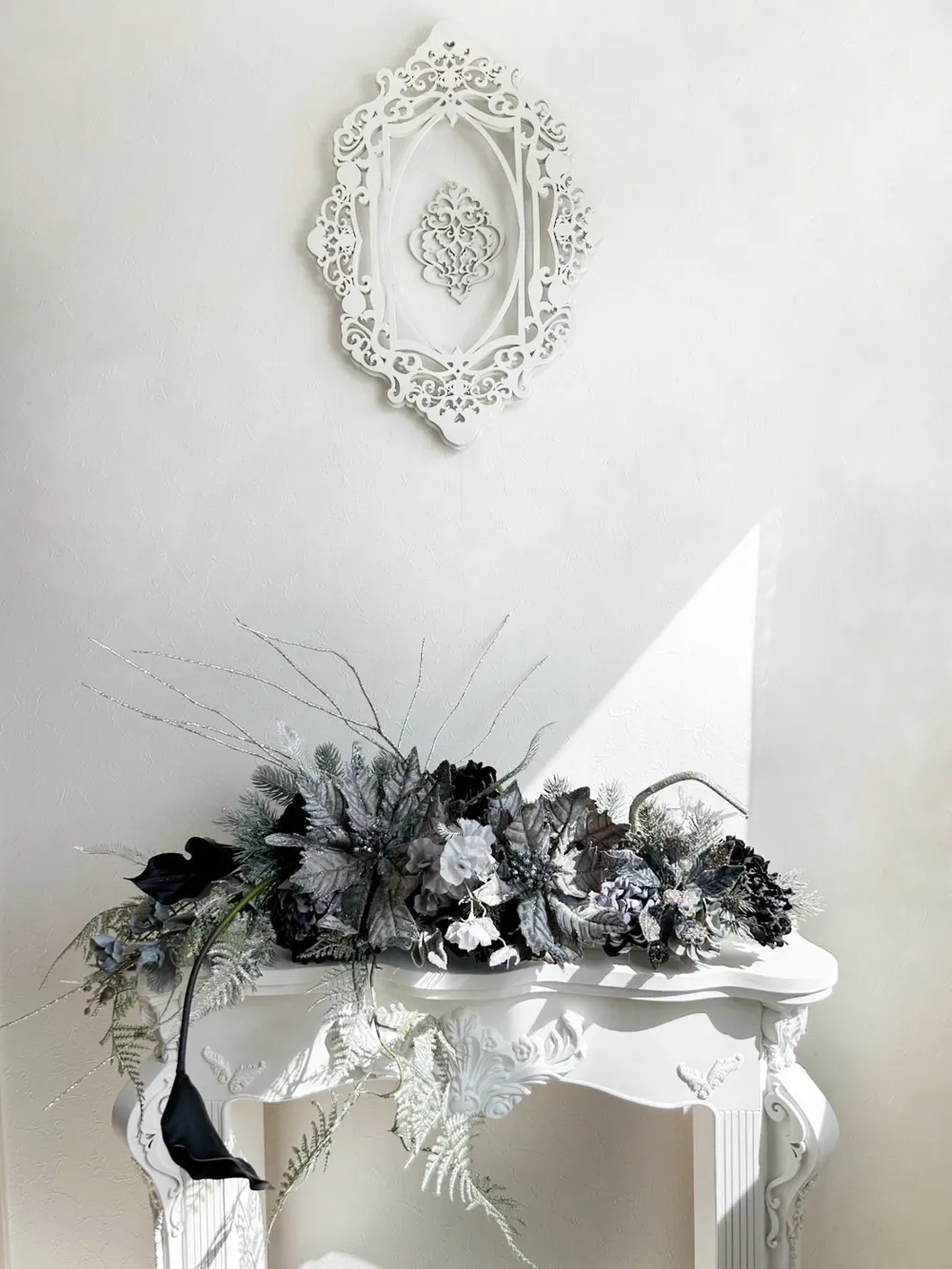 シルバーポインセチアのオーバルアレンジ