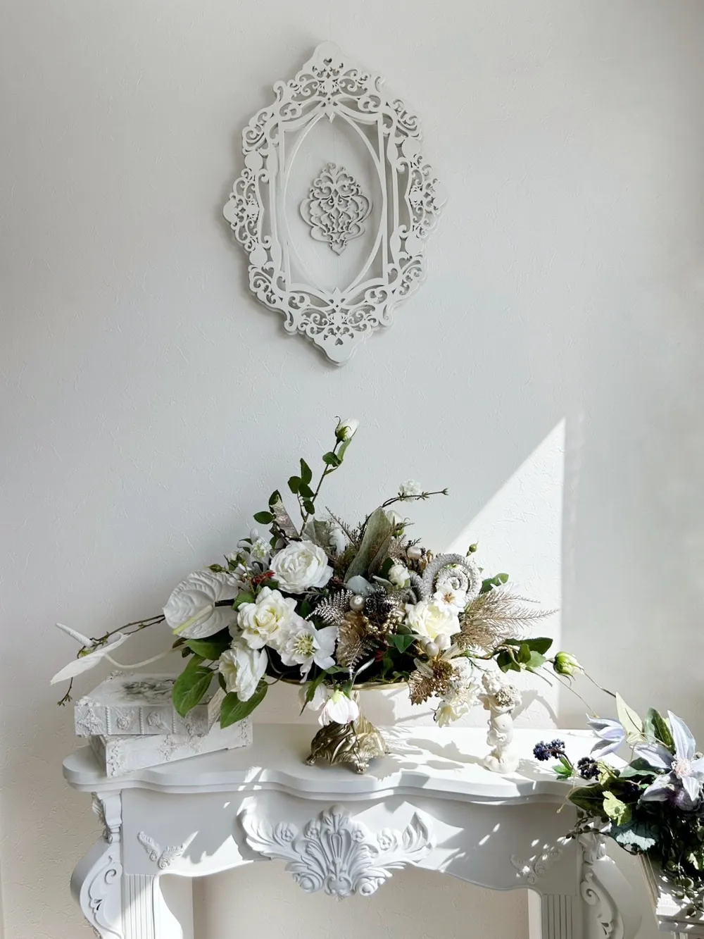 アンティークコンポートのホワイトアレンジ