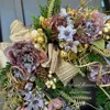 ブラウンピオニーと薔薇のXmasハーフムーンリース 画像9