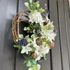 ウオールナッツとホワイトフラワーのハーフムーンリース 画像6