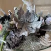 シルバーポインセチアのオーバルアレンジ 画像7