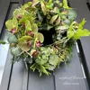 グリーン胡蝶蘭とグロリオサのハーフムーンリース 画像8