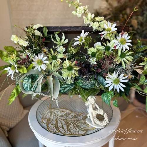 T医院様ご依頼品:大型フレームのグリーンフラワーアレンジ