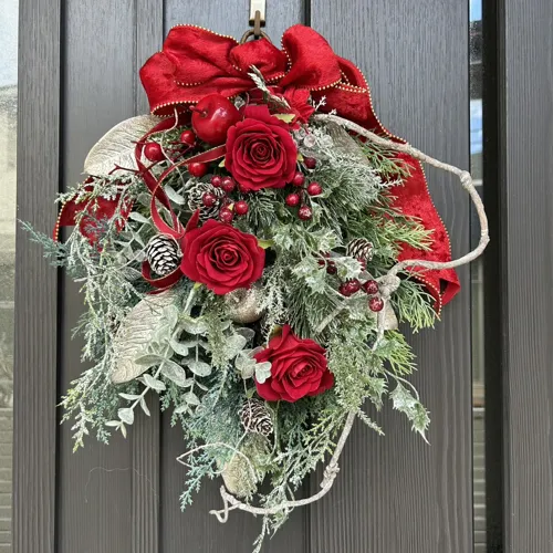 レッドローズのホワイトXmasススワッグ