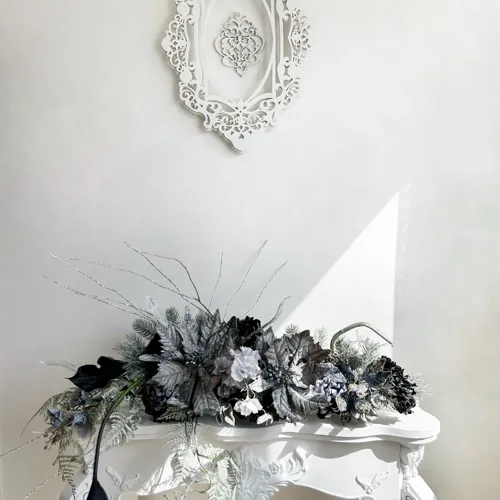 シルバーポインセチアのオーバルアレンジ