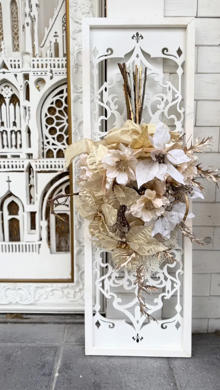 シャンパンゴールドポインセチアのスワッグ 神戸阪急展示用