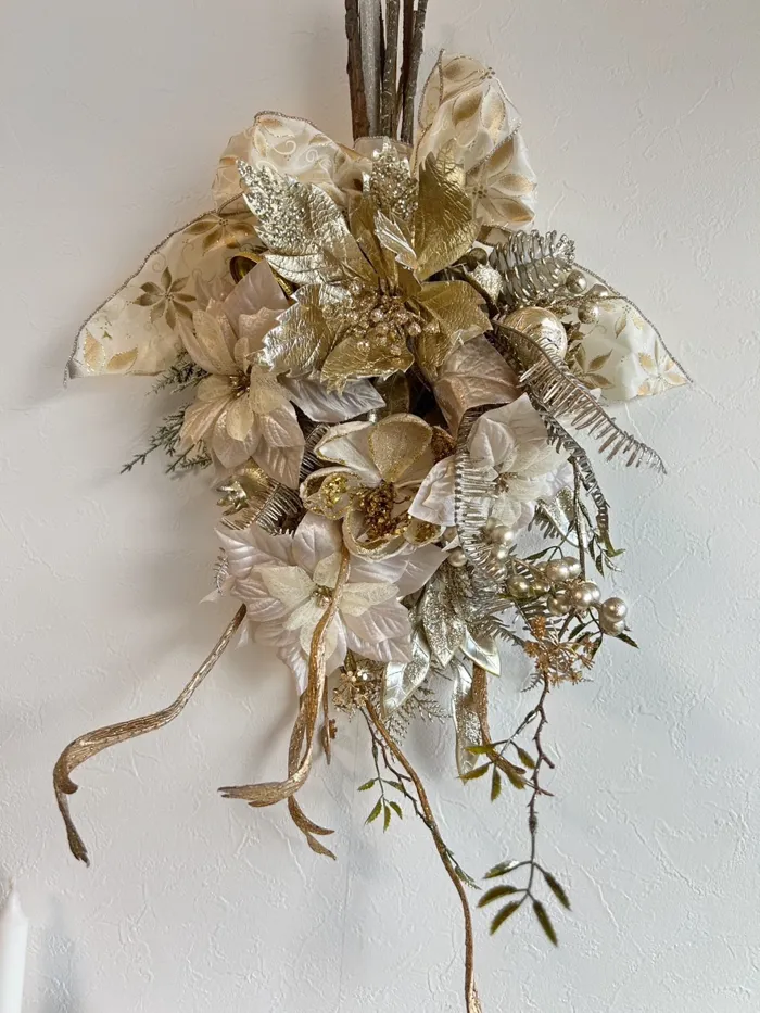 ポインセチアのセッカヤナギのXmasスワッグ 神戸阪急展示用