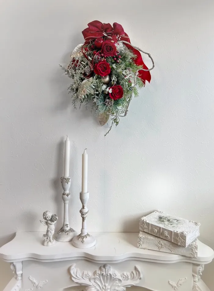 ローズのホワイトXmasススワッグ 　神戸阪急展示用