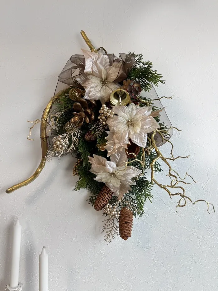 サラポインセチアとパインコーンのXmasスワッグ　神戸阪急展示用
