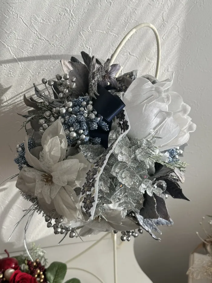 シルバーグレーポインセチアの花手毬